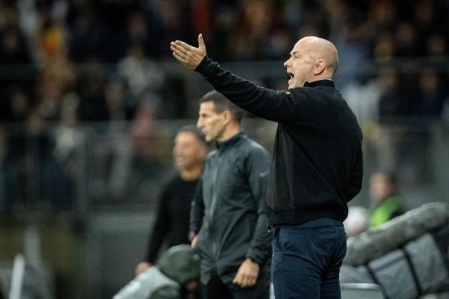 Toulouse's Danish headcoach Jens Berthel Askou gestures from the techincal area during the French L1 football match between Le Mans FC and Toulouse FC at the Stade Marie-Marvingt in Le Mans, northwestern France, on October 16, 2026. (Photo by Guillaume SALIGOT / AFP)