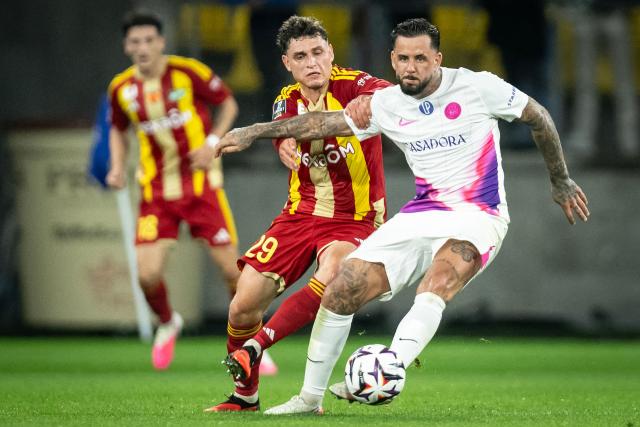 Toulouse's Norwegian midfielder #15 Aron Donnum vies for the ball with Le Mans' French midfielder #29 Lucas Bretelle during the French L1 football match between Le Mans FC and Toulouse FC at the Stade Marie-Marvingt in Le Mans, northwestern France, on October 16, 2026. (Photo by Guillaume SALIGOT / AFP)