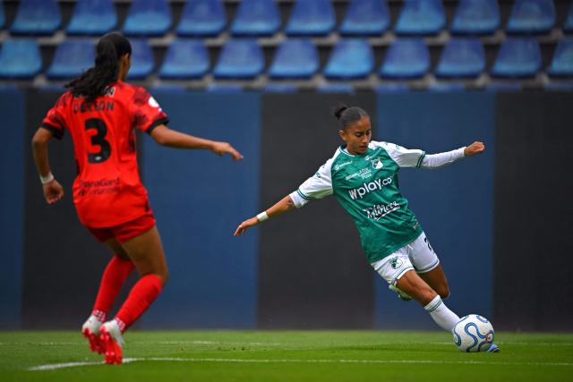 Libertad's defender #03 Naomi De Leon and Deportivo Cali's forward #20 Karla Viancha fight for the ball during the 2026 Women's Copa Libertadores Group D football match between Colombia's Deportivo Cali and Paraguay's Libertad at the Rodrigo Paz Delgado Stadium in Quito on October 16, 2026. (Photo by Rodrigo BUENDIA / AFP)