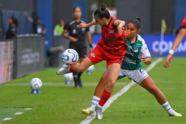Libertad's midfielder #07 Luisa Talavera and Deportivo Cali's defender #25 Andrea Gomez fight for the ball during the 2026 Women's Copa Libertadores Group D football match between Colombia's Deportivo Cali and Paraguay's Libertad at the Rodrigo Paz Delgado Stadium in Quito on October 16, 2026. (Photo by Rodrigo BUENDIA / AFP)
