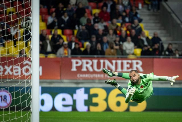 Le Mans' French goalkeeper #98 Nicolas Kocik (R) watches the ball hit the back of the net as Toulouse score their first goal during the French L1 football match between Le Mans FC and Toulouse FC at the Stade Marie-Marvingt in Le Mans, northwestern France, on October 16, 2026. (Photo by Guillaume SALIGOT / AFP)