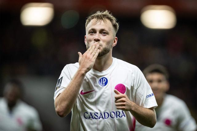 Toulouse's Danish forward #20 Casper Tengstedt celebrates after scoring Toulouse's third goal during the French L1 football match between Le Mans FC and Toulouse FC at the Stade Marie-Marvingt in Le Mans, northwestern France, on October 16, 2026. (Photo by Guillaume SALIGOT / AFP)