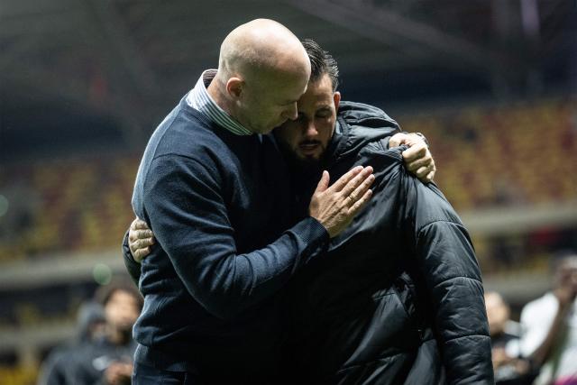 Toulouse's Danish headcoach Jens Berthel Askou (L) and Le Mans' French headcoach Patrick Videira (R) embrace at the end of the French L1 football match between Le Mans FC and Toulouse FC at the Stade Marie-Marvingt in Le Mans, northwestern France, on October 16, 2026. (Photo by Guillaume SALIGOT / AFP)