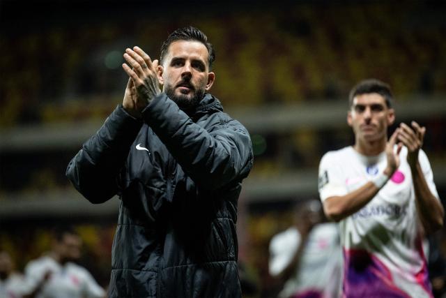 Toulouse's Norwegian midfielder #15 Aron Donnum (L) acknowledges the crowd at the end of the French L1 football match between Le Mans FC and Toulouse FC at the Stade Marie-Marvingt in Le Mans, northwestern France, on October 16, 2026. (Photo by Guillaume SALIGOT / AFP)