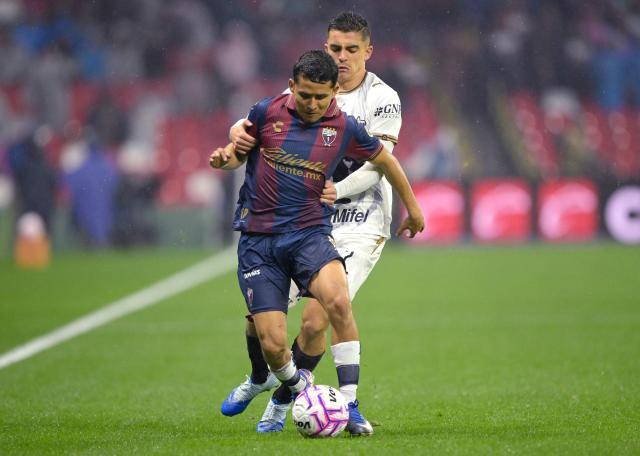 Atlante's midfielder #19 Luis Calzadilla (L) and Pumas' midfielder #07 Rodrigo Lopez fight for the ball during the Liga MX Apertura tournament football match between Atlante and Pumas at the Ciudad de los Deportes stadium in Mexico City on October 16, 2026. (Photo by Alfredo ESTRELLA / AFP)
