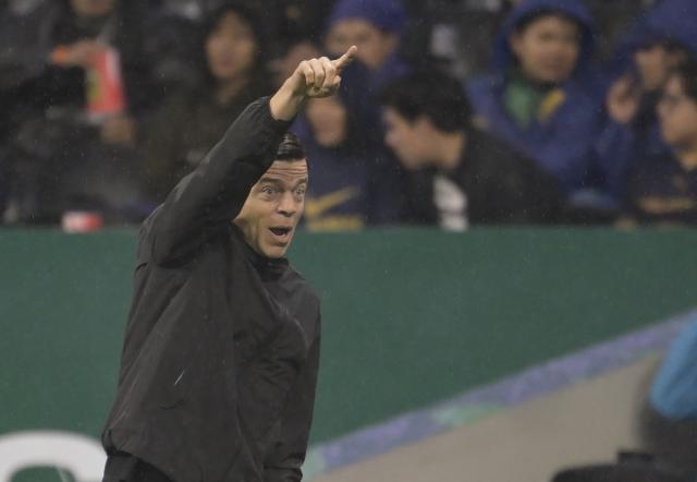 Pumas' Argentine head coach Esteban Solari gestures during the Liga MX Apertura tournament football match between Atlante and Pumas at the Ciudad de los Deportes stadium in Mexico City on October 16, 2026. (Photo by Alfredo ESTRELLA / AFP)
