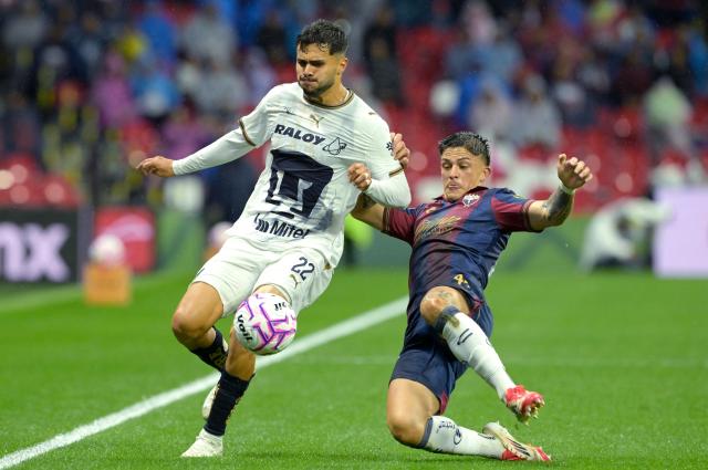 Pumas' forward #22 Alan Medina and Atlante's Argentine defender #44 Aaron Quiros fight for the ball during the Liga MX Apertura tournament football match between Atlante and Pumas at the Ciudad de los Deportes stadium in Mexico City on October 16, 2026. (Photo by Alfredo ESTRELLA / AFP)