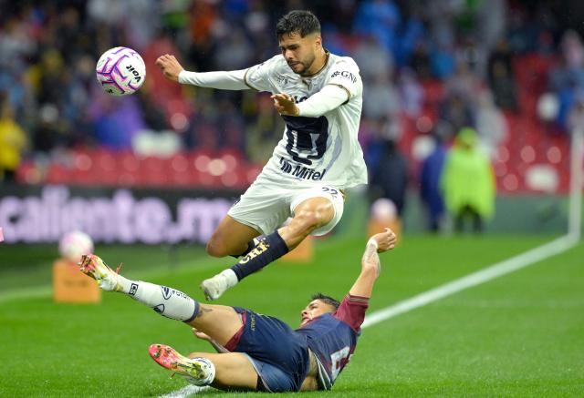 Pumas' forward #22 Alan Medina and Atlante's Argentine defender #44 Aaron Quiros fight for the ball during the Liga MX Apertura tournament football match between Atlante and Pumas at the Ciudad de los Deportes stadium in Mexico City on October 16, 2026. (Photo by Alfredo ESTRELLA / AFP)