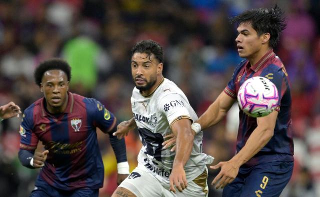 Pumas' Brazilian defender #06 Nathan Silva (C), Atlante's Ecuadorian midfielder #07 Jhojan Julio and forward #09 Luis Puente fight for the ball during the Liga MX Apertura tournament football match between Atlante and Pumas at the Ciudad de los Deportes stadium in Mexico City on October 16, 2026. (Photo by Alfredo ESTRELLA / AFP)
