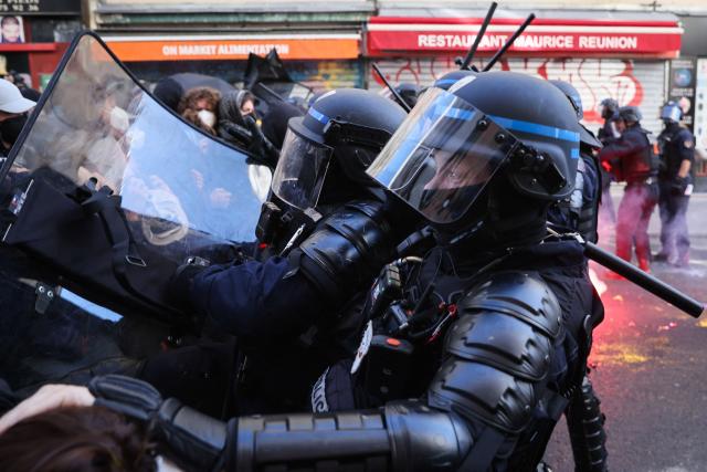 Police officers clash with protester during a demonstration to protest against the "high cost of living", in Paris on October 17, 2026 as part of a nationwide call for mobilisation bringing together various groups expressing their anger: former "Yellow Vests", secondary school and university students, climate activists and even farmers. After weeks of student protests, France faces broader, nationwide demonstrations on October 17, 2026 over the cost of living, setting up a potentially fraught six months heading into a presidential election. A police source told AFP that authorities estimated nearly 200,000 people could take part, with 40,000 in Paris. (Photo by Kiran RIDLEY / AFP)