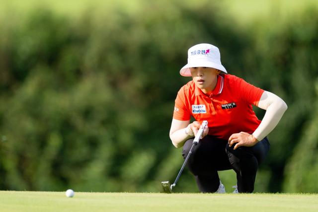South Korea's Amy Yang lines up a putt during the Buick LPGA Shanghai golf tournament in Shanghai on October 17, 2026. (Photo by CN-STR / AFP) / China OUT