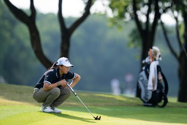 China's Yin Ruoning lines up a putt during the Buick LPGA Shanghai golf tournament in Shanghai on October 17, 2026. (Photo by CN-STR / AFP) / China OUT