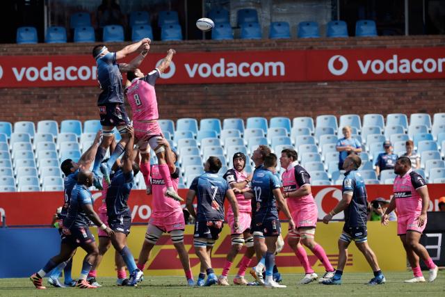 Stade Francais' Argentinian number eight Juan-Martin Scelzo and Bulls' South African number eight Cameron Hanekom compete for the ball during a line out during the European Rugby Champions Cup group A match between the Bulls and Stade Francais at the Loftus Versfeld Stadium in Pretoria on October 17, 2026. (Photo by PHILL MAGAKOE / AFP)