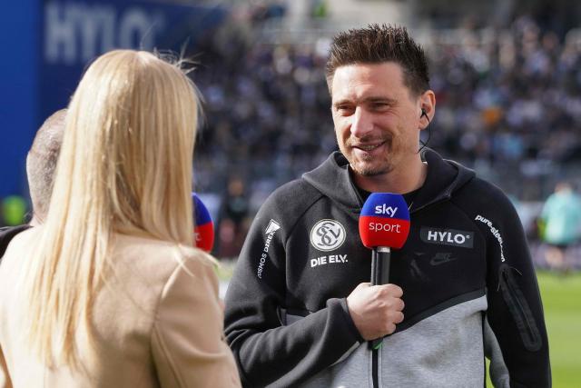 SV Elversberg's German head coach Vincent Wagner is interviewed prior to the German first division Bundesliga football match between SV Elversberg and Augsburg in Spiesen-Elversberg, southwestern Germany, on October 17, 2026. (Photo by Andreas SCHLICHTER / AFP) / DFL REGULATIONS PROHIBIT ANY USE OF PHOTOGRAPHS AS IMAGE SEQUENCES AND/OR QUASI-VIDEO