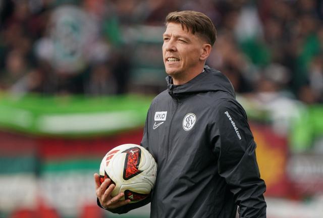 Elversberg's assistant coach Mike Franz looks on during the warm up prior to the German first division Bundesliga football match between SV Elversberg and Augsburg in Spiesen-Elversberg, southwestern Germany, on October 17, 2026. (Photo by Andreas SCHLICHTER / AFP) / DFL REGULATIONS PROHIBIT ANY USE OF PHOTOGRAPHS AS IMAGE SEQUENCES AND/OR QUASI-VIDEO