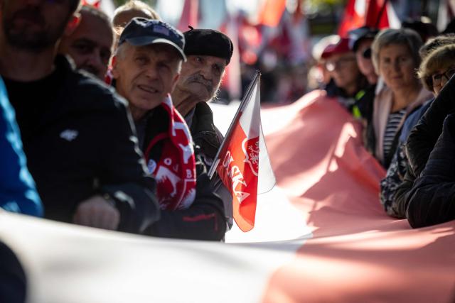 Participants hold Poland's national flags and placards during an anti-government demonstration in front of the Constitutional Court in Warsaw on October 17, 2026. Right wing demonstrators hold a camp protest outside the building of the Constitutional Court in Poland in protest against the nomination of new judges and in defence of those appointed by the previous government of the Law and Justice Party (PiS). (Photo by Wojtek RADWANSKI / AFP)