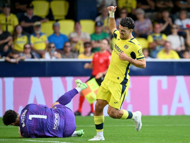 Villarreal's Georgian forward #09 Georges Mikautadze challenges Elche's Argentine goalkeeper #01 Matias Dituro during the Spanish league football match between Villarreal CF and Elche CF at La Ceramica Stadium in Vila-real on October 17, 2026. (Photo by JOSE JORDAN / AFP)