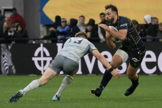 Clermont’s New Zealand fly-half Harry Plummer (R) is tackled by Leinster’s Irish outside centre Garry Ringrose (L) during the European Rugby Champions Cup rugby union match between ASM Clermont Auvergne and Leinster Rugby at at the Marcel-Michelin stadium in Clermont-Ferrand, central France, on October 17, 2026. (Photo by Idriss Bigou-Gilles / AFP)