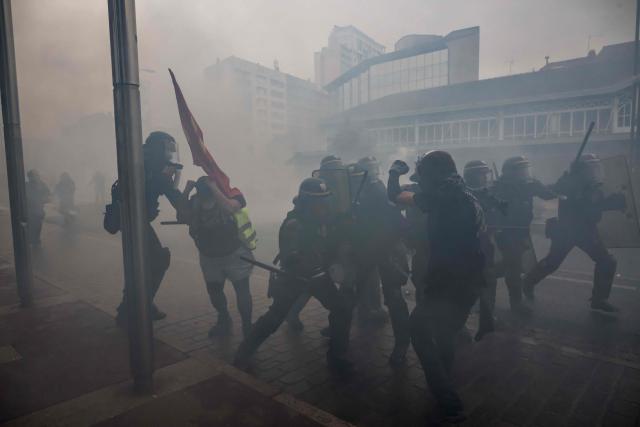 Protesters are surrounded by riot police during clashes that broke out at a demonstration against the "high cost of living", in Toulouse, southwestern France, on October 17, 2026 as part of a nationwide call for mobilisation bringing together various groups expressing their anger: former "Yellow Vests", secondary school and university students, climate activists and even farmers. After weeks of student protests, France faces broader, nationwide demonstrations on October 17, 2026 over the cost of living, setting up a potentially fraught six months heading into a presidential election. A police source told AFP that authorities estimated nearly 200,000 people could take part, with 40,000 in Paris. (Photo by Ed JONES / AFP)