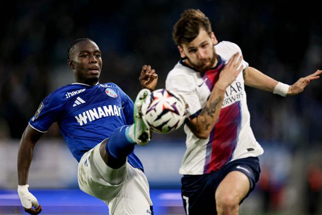 Strasbourg's Swedish defender #16 Genesis Antwi (L) kicks the ball past Paris Saint-Germain's Georgian forward #07 Khvicha Kvaratskhelia during the French L1 football match between RC Strasbourg Alsace and Paris Saint-Germain (PSG) at the Stade de la Meinau in Strasbourg, eastern France, on October 17, 2026. (Photo by ROMEO BOETZLE / AFP)