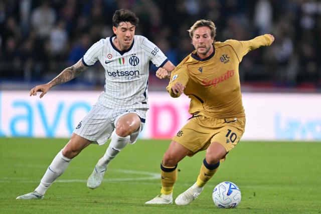 Inter Milan's Italian defender #95 Alessandro Bastoni fights for the ball with Bologna's Italian forward #10 Federico Bernardeschi during the Italian Serie A football match between Bologna and Inter Milan at the Renato Dall'Ara stadium in Bologna on October 17, 2026. (Photo by Stefano RELLANDINI / AFP)