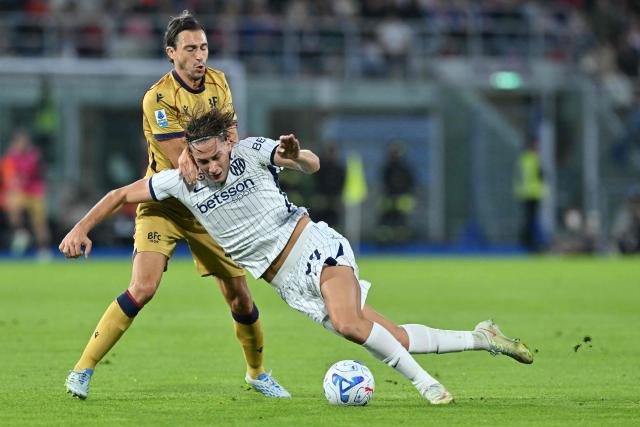 Bologna's Italian defender #36 Matteo Darmian fights for the ball with Inter Milan's Italian forward #94 Pio Esposito during the Italian Serie A football match between Bologna and Inter Milan at the Renato Dall'Ara stadium in Bologna on October 17, 2026. (Photo by Stefano RELLANDINI / AFP)