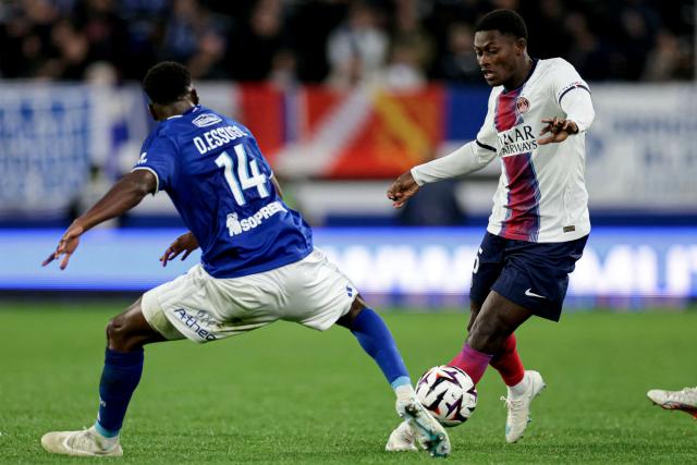 Paris Saint-Germain's Portuguese defender #25 Nuno Mendes (R) controls the ball during the French L1 football match between RC Strasbourg Alsace and Paris Saint-Germain (PSG) at the Stade de la Meinau in Strasbourg, eastern France, on October 17, 2026. (Photo by ROMEO BOETZLE / AFP)