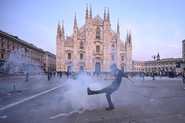TOPSHOT - Demonstrators clash with Police during an anti-government protest organized by the Italia in Piazza movement, at Piazza Duomo in Milan, on October 17, 2026. Inspired by recent protests in France and Spain, demonstrators are protesting against the rising cost of living, low wages, high rents and public service shortcomings, demanding better living and working conditions. (Photo by Piero CRUCIATTI / AFP)