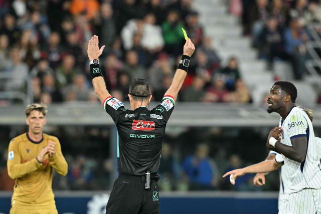 Inter Milan's French forward #09 Marcus Thuram receives a yellow card from referee Daniele Doveri during the Italian Serie A football match between Bologna and Inter Milan at the Renato Dall'Ara stadium in Bologna on October 17, 2026. (Photo by Stefano RELLANDINI / AFP)