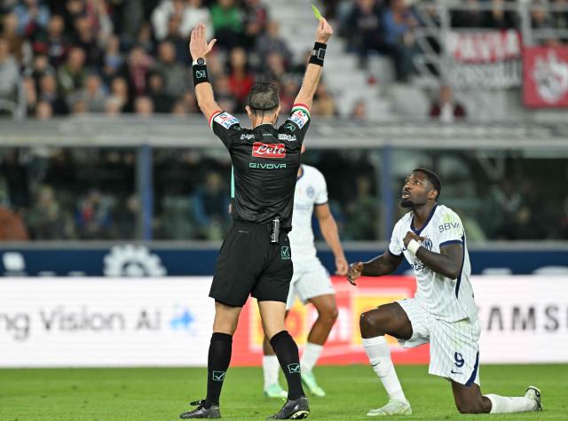 Inter Milan's French forward #09 Marcus Thuram receives a yellow card from referee Daniele Doveri during the Italian Serie A football match between Bologna and Inter Milan at the Renato Dall'Ara stadium in Bologna on October 17, 2026. (Photo by Stefano RELLANDINI / AFP)