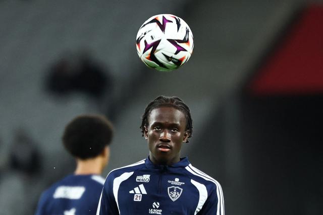 Brest's French forward #21 Ibrahim Kante eyes the ball ahead of the French L1 football match between Lille LOSC and Stade Brestois 29 (Brest) at the Stade Pierre-Mauroy in Villeneuve-d'Ascq, northern France, on October 17, 2026. (Photo by Sameer AL-DOUMY / AFP)