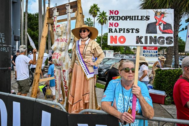 People take part in a "No Kings: Vote Early" demonstration in Wilton Manors, Florida, on October 17, 2026. The national day of action is taking place in cities across the country focusing on voter turnout, early voting and election protection, ahead of the midterm elections. (Photo by Giorgio VIERA / AFP)