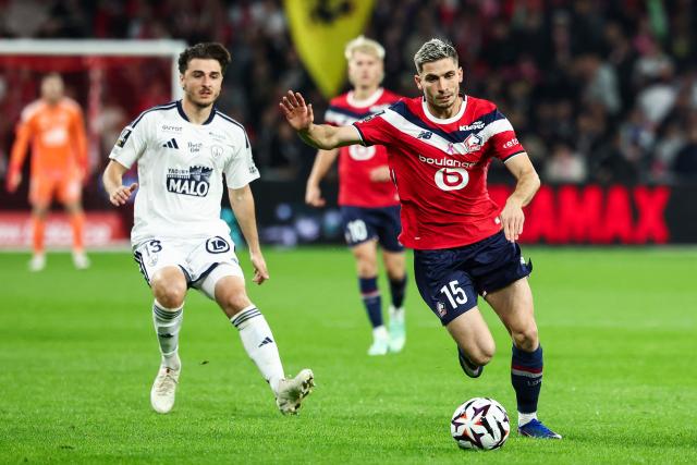 Brest's French midfielder #13 Joris Chotard fights for the ball with Lille's French defender #15 Romain Perraud during the French L1 football match between Lille LOSC and Stade Brestois 29 (Brest) at the Stade Pierre-Mauroy in Villeneuve-d'Ascq, northern France, on October 17, 2026. (Photo by Sameer AL-DOUMY / AFP)