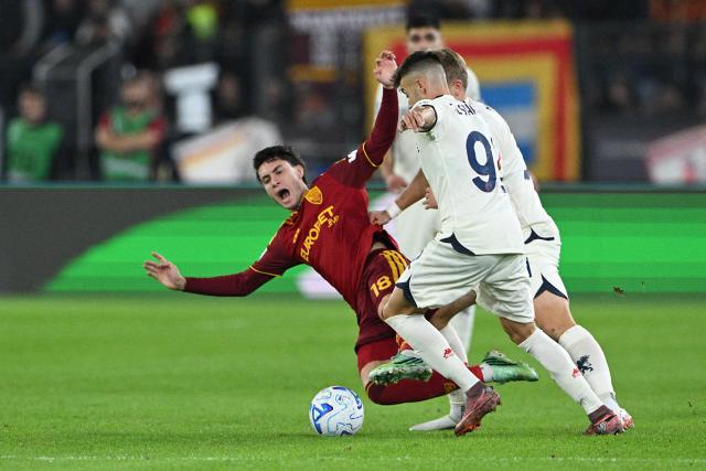 Roma's Argentine forward #18 Matias Soule (C) fights for the ball with Genoa's Italian midfielder #92 El Shaarawy (R) during the Italian Serie A football match between AS Roma and Genoa at the Olympic Stadium in Rome on October 17, 2026. (Photo by Andreas SOLARO / AFP)