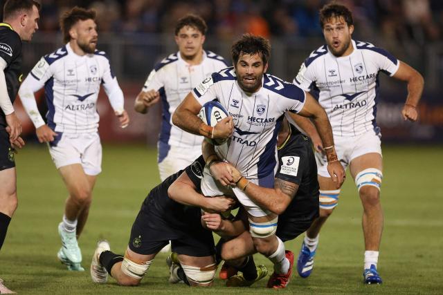 Montpellier's South African lock Ruben van Heerden is tackled during the European Rugby Champions Cup pool 4 match between Bath and Montpellier at The Rec in Bath, south-west England on October 17, 2026. (Photo by Adrian DENNIS / AFP)