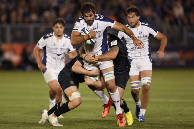 Montpellier's South African lock Ruben van Heerden is tackled during the European Rugby Champions Cup pool 4 match between Bath and Montpellier at The Rec in Bath, south-west England on October 17, 2026. (Photo by Adrian DENNIS / AFP)