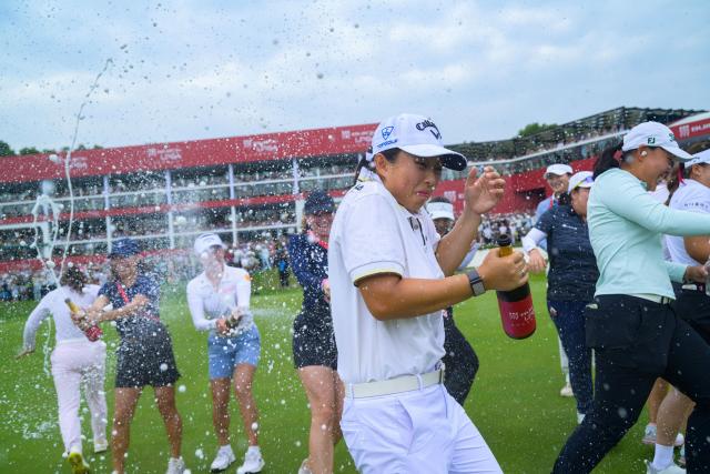 China's Yin Ruoning (C) celebrates after winning the Buick LPGA Shanghai golf tournament in Shanghai on October 18, 2026. (Photo by CN-STR / AFP) / China OUT