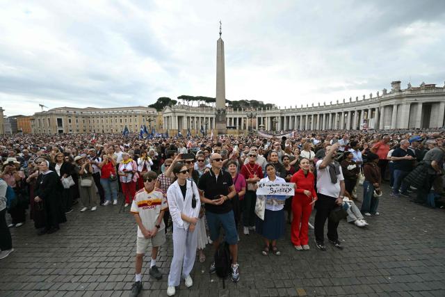 A general view shows the crowd at St. Peter's square during Pope Leo XIV Angelus prayer, a day after his return to The Vatican following a surgery to remove a cancerous tumour in his right lung, on October 18, 2026. (Photo by Andreas SOLARO / AFP)