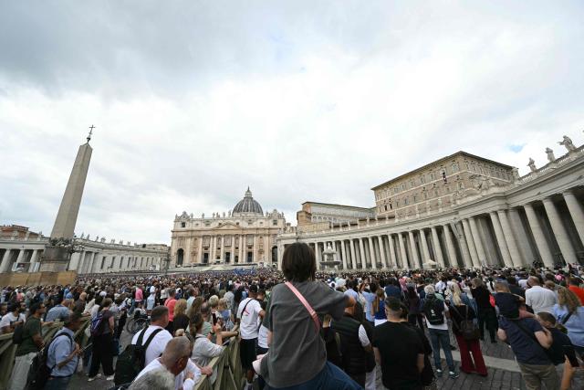 TOPSHOT - A general view shows the crowd as Pope Leo XIV stands at the window of the apostolic palace overlooking St. Peter's square during the Angelus prayer a day after his return to The Vatican following a surgery to remove a cancerous tumour in his right lung, on October 18, 2026. (Photo by Andreas SOLARO / AFP)