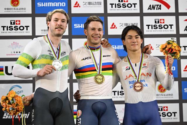 (L-R) Silver medalist Australia’s Leigh Hoffman, gold medalist Netherlands’ Harrie Lavreysen and bronze medalist Japan’s Kaiya Ota pose for photos in the award ceremony for the men’s sprint final race at the 2026 UCI Track World Championships at the Shanghai Velodrome in Shanghai on October 18, 2026. (Photo by JADE GAO / AFP)