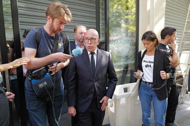Mayor of Nice Eric Ciotti (C) speaks to the press at Jean-Medecin avenue in Nice, southeastern France on October 18, 2026, after a nationwide protests against the "high cost of living". France was reeling on October 18, 2026 from widespread damage caused in violent protests the day before that saw 1,800 people arrested, a historic town hall torched and widespread looting. (Photo by Valery HACHE / AFP)