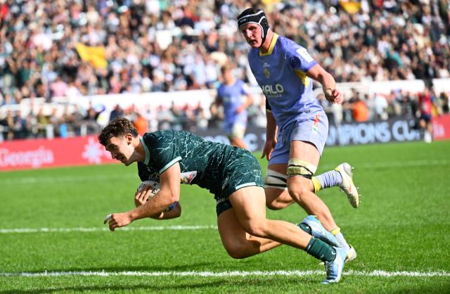 Pau's French centre Fabien Brau-Boirie (L) dives to score a try during the Pool Round 1 European Rugby Champions Cup rugby union match between Section Paloise and Leicester Tigers at Stade du Hameau in Pau, south-western France on October 18, 2026. (Photo by Gaizka IROZ / AFP)