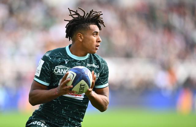 Pau's French fullback Theo Attissogbe runs with the ball during the Pool Round 1 European Rugby Champions Cup rugby union match between Section Paloise (Pau) (FRA) and Leicester Tigers (ENG) at Stade du Hameau in Pau, south-western France on October 18, 2026. (Photo by Gaizka IROZ / AFP)
