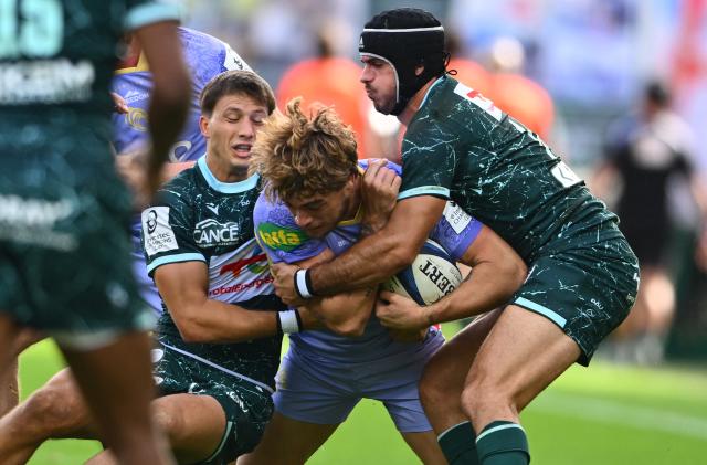 Leicester's English wing Ollie Hassell-Collins (C) is tackled during the Pool Round 1 European Rugby Champions Cup rugby union match between Section Paloise (Pau) (FRA) and Leicester Tigers (ENG) at Stade du Hameau in Pau, south-western France on October 18, 2026. (Photo by Gaizka IROZ / AFP)