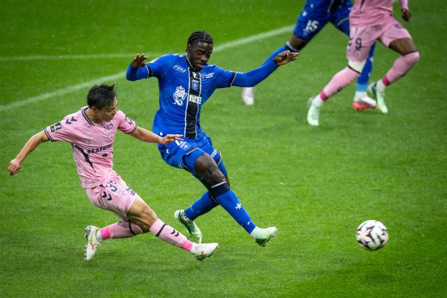 Le Havre's Japanese forward #30 Sota Nakamura kicks the ball during the French L1 football match between Le Havre AC and AJ Auxerre at the Stade Oceane in Le Havre, northwestern France, on October 18, 2026. (Photo by Guillaume SALIGOT / AFP)