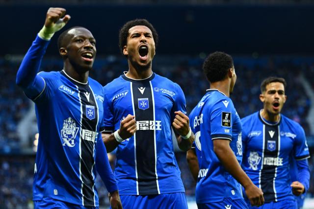 Auxerre's Cameroonian forward #10 Danny Namaso (2nd L) celebrates with teammates after scoring his team's second goal during the French L1 football match between Le Havre AC and AJ Auxerre at the Stade Oceane in Le Havre, north-western France on October 18, 2026. (Photo by Guillaume SALIGOT / AFP)