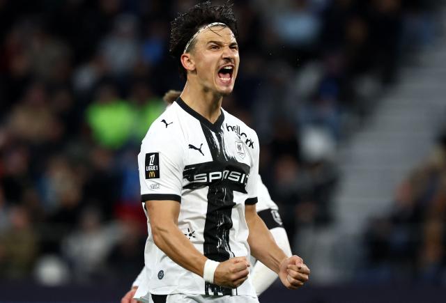 Rennes' French forward #09 Esteban Lepaul celebrates scoring his team's second goal from the penalty spot during the French L1 football match between Paris FC and Stade Rennais FC at Jean-Bouin Stadium in Paris on October 18, 2026. (Photo by FRANCK FIFE / AFP)