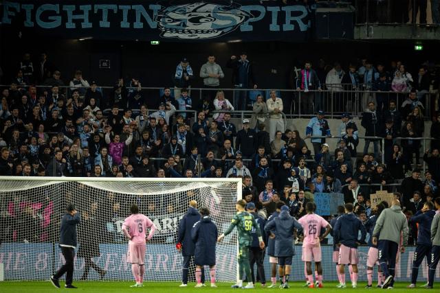 Le Havre's supporters cheer their team during the French L1 football match between Le Havre AC and AJ Auxerre at the Stade Oceane in Le Havre, northwestern France, on October 18, 2026. (Photo by Guillaume SALIGOT / AFP)
