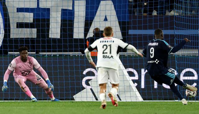 Paris FC's Malian forward #09 Lassine Sinayoko (R) shoots to score from the penalty spot during the French L1 football match between Paris FC and Stade Rennais FC at Jean-Bouin Stadium in Paris on October 18, 2026. (Photo by FRANCK FIFE / AFP)