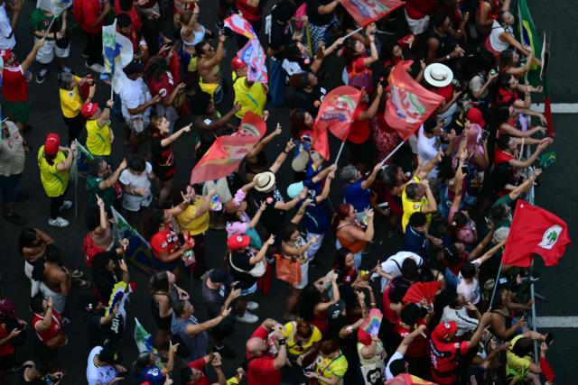 People attend the "Ato Musical pela Democracia" (Musical Act for Democracy), a concert held in defense of democracy, at Copacabana Beach in Rio de Janeiro, Brazil, on October 18, 2026, one week before the presidential runoff. (Photo by Pablo PORCIUNCULA / AFP)